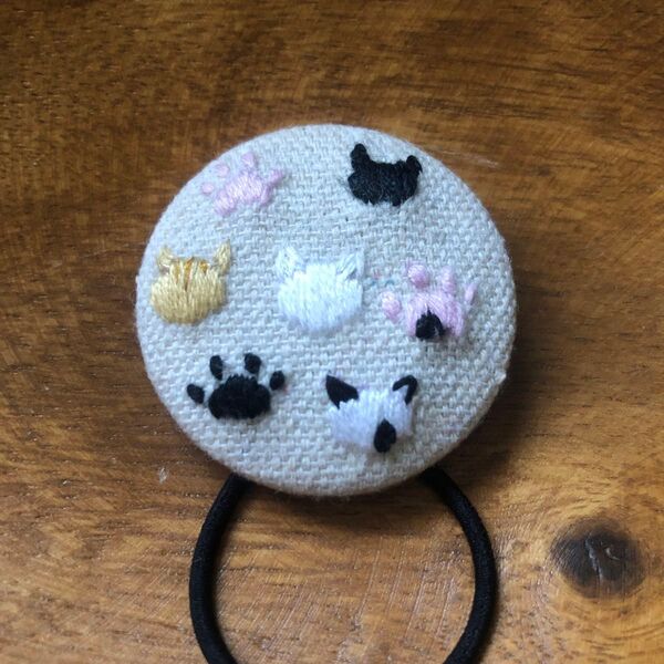 ハンドメイド くるみボタン 刺繍ヘアゴム 猫