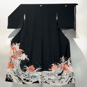 【黒留袖】美しい波と花の模様が施された黒留袖です。伝統的な日本の美を感じさせるデザイン