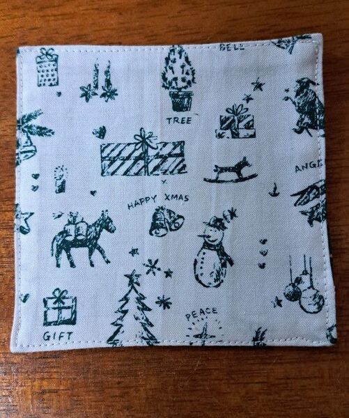 《 送料込み 》クリスマス柄のコースター4枚セット *ハンドメイド*10cm正方*布小物