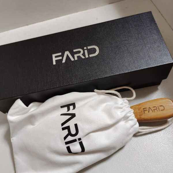 新品未使用!FARID 木製ヘアブラシ 収納袋付き 箱入