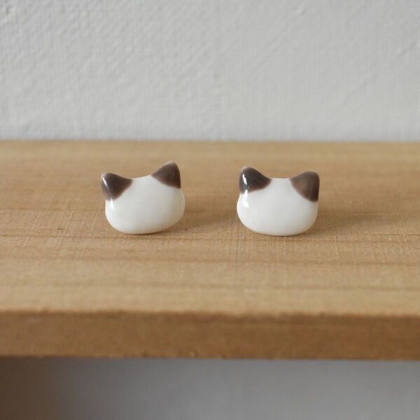 No.012ハンドメイド*猫好きさんのためのピアス「ハチワレ」