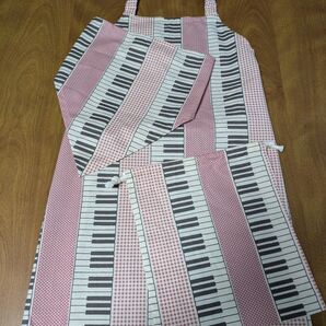 子供エプロン 三角巾 巾着袋3点セット ピンク鍵盤柄 ハンドメイド