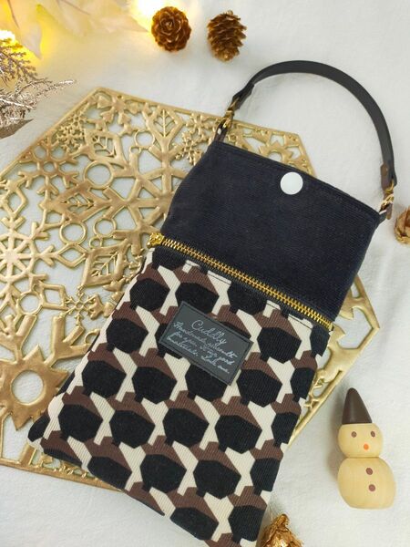 コーデュロイのお洒落な柄のスマホショルダー ハンドメイド スマホショルダー スマホケース スマホポーチ 北欧 ブラック 千鳥柄