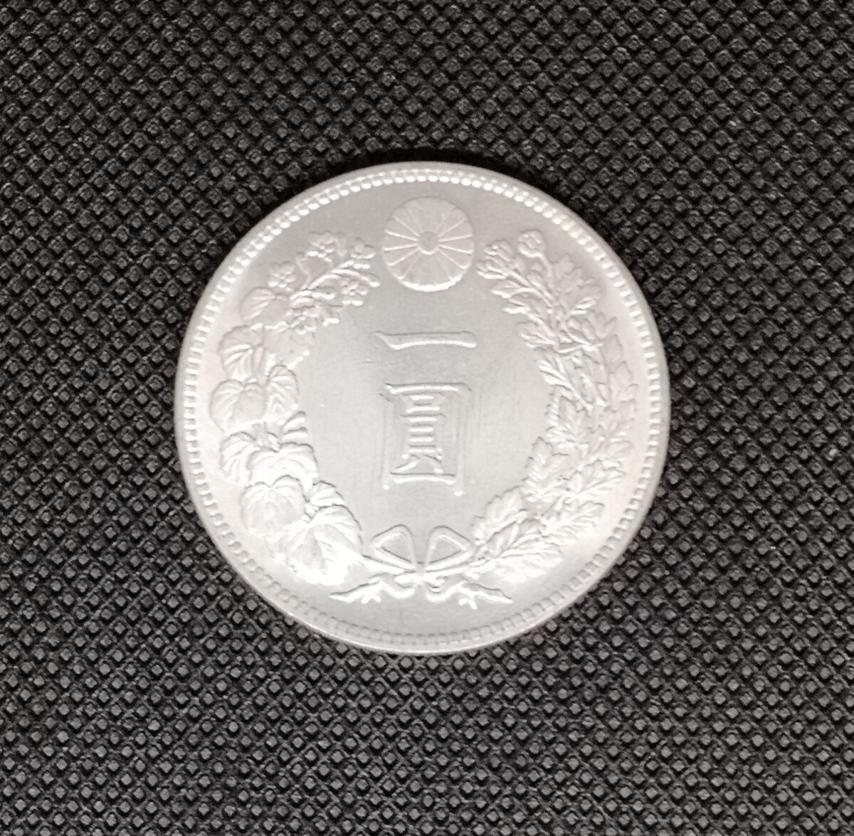 Yahoo!オークション -「一円銀貨 明治17年」(1円銀貨) (近代)の Yahoo!オークション -「一円銀貨 明治17年」(1円銀貨) (近代)の