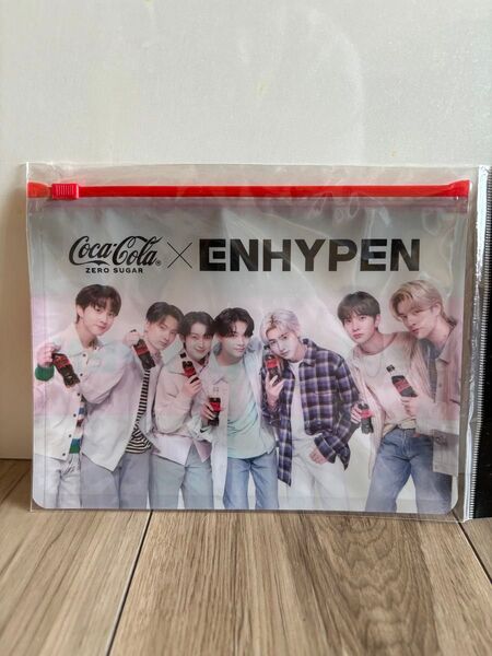 非売品Coca-Cola × ENHYPEN スライダーポーチ
