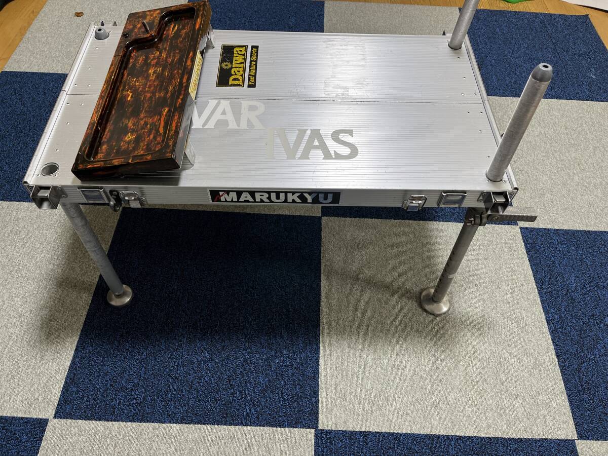 中古品ワンタッチ釣台 王座 790mm x 580mm へら台 ヘラブナ釣台