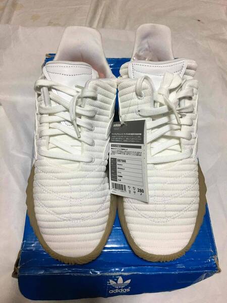 【送料無料!新品未使用ですが・・・訳アリのため12998円即決出品!】adidasのビッグシルエットスニーカー「Sobakov」BB7666!白色28cm!