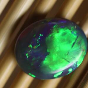 <緑のハリケーンが、地球の上を走る走る・・・> 昔のオーストラリア産・天然ブラックオパール 1.99ct *ほんの少し赤フも有り。