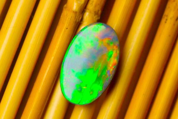 <尾鷲(おわせ)は、雨が一番多い、コケ地獄の町・・・> 天然ブラックオパール 1.36ct *赤系(赤色、オレンジ色)を含む高級種