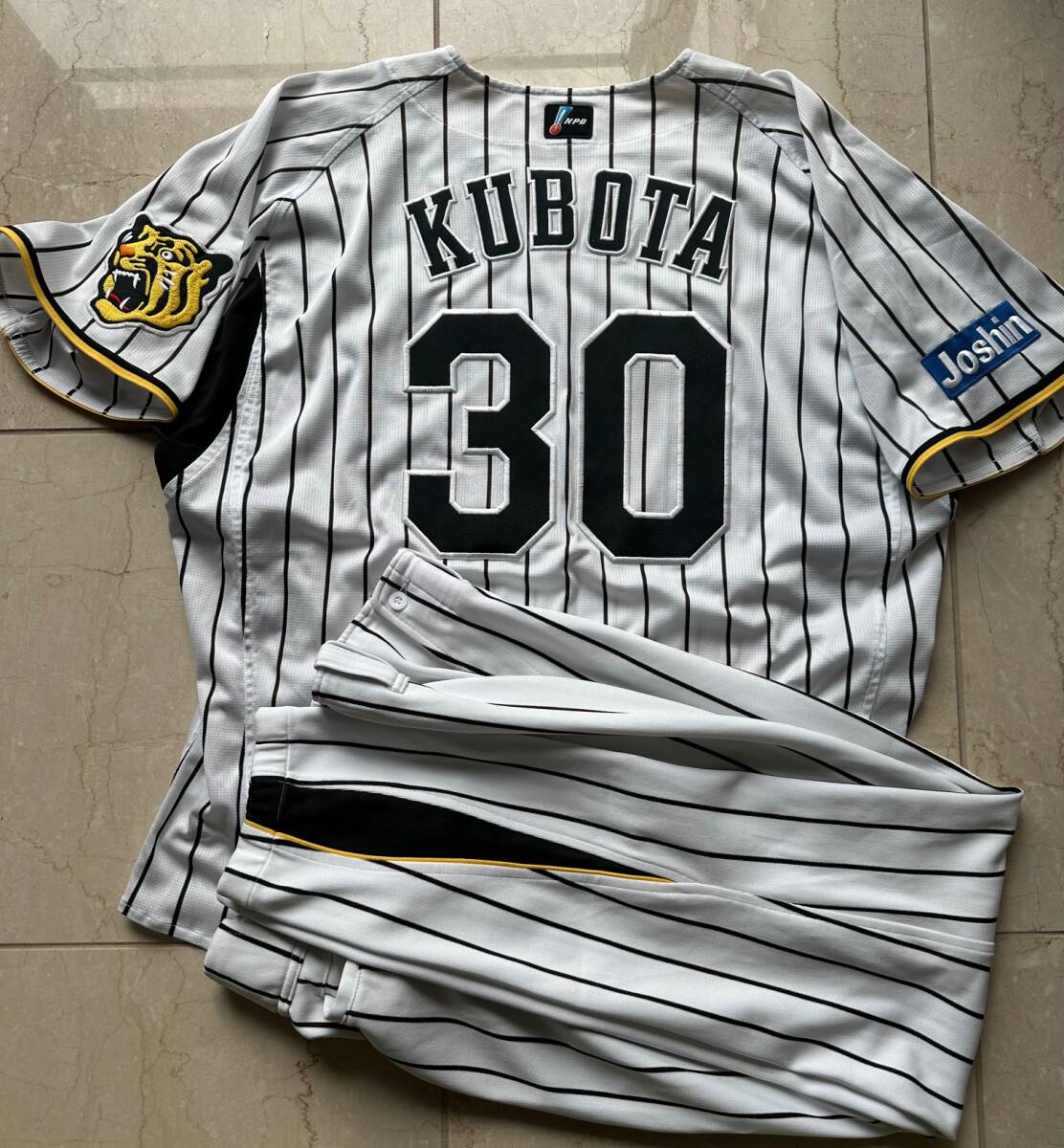阪神タイガース 30 久保田智之選手 2008年 実使用 直筆サイン 阪神タイガース 30 久保田智之選手 2008年 実使用 直筆サイン