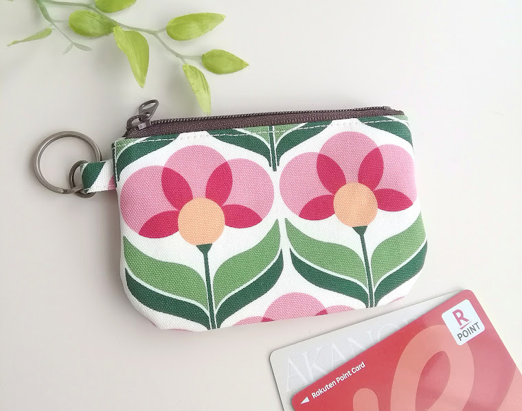 ハンドメイド〈キーリング付き〉丸みのあるカードサイズのフラットポーチ　北欧＊レト