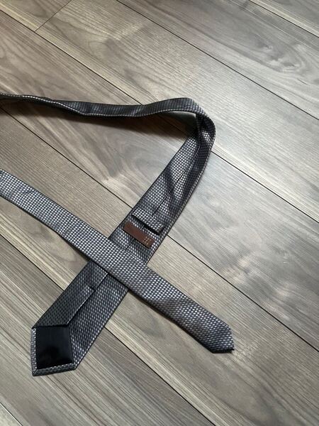 美品 AOYAMA 青山 ネクタイ グレー ギンガムチェック スリム ダーク シルク ブリティッシュ 百貨店 高級感 光沢