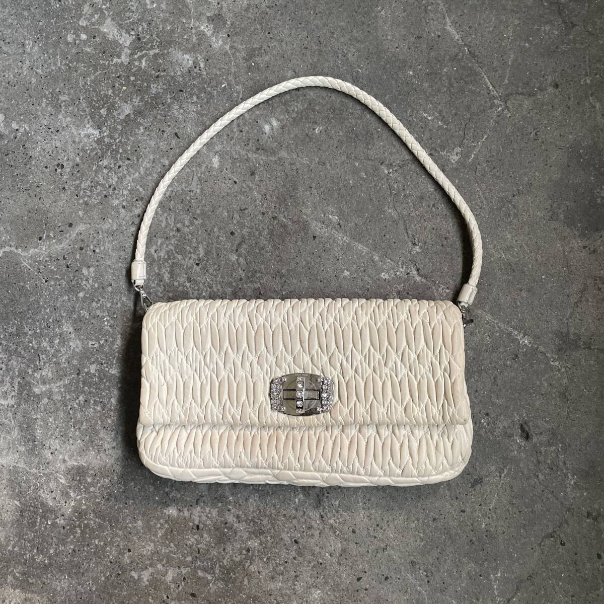 Yahoo!オークション -「miumiu ナッパクリスタル」の落札相場 Yahoo!オークション -「miumiu ナッパクリスタル」の落札相場
