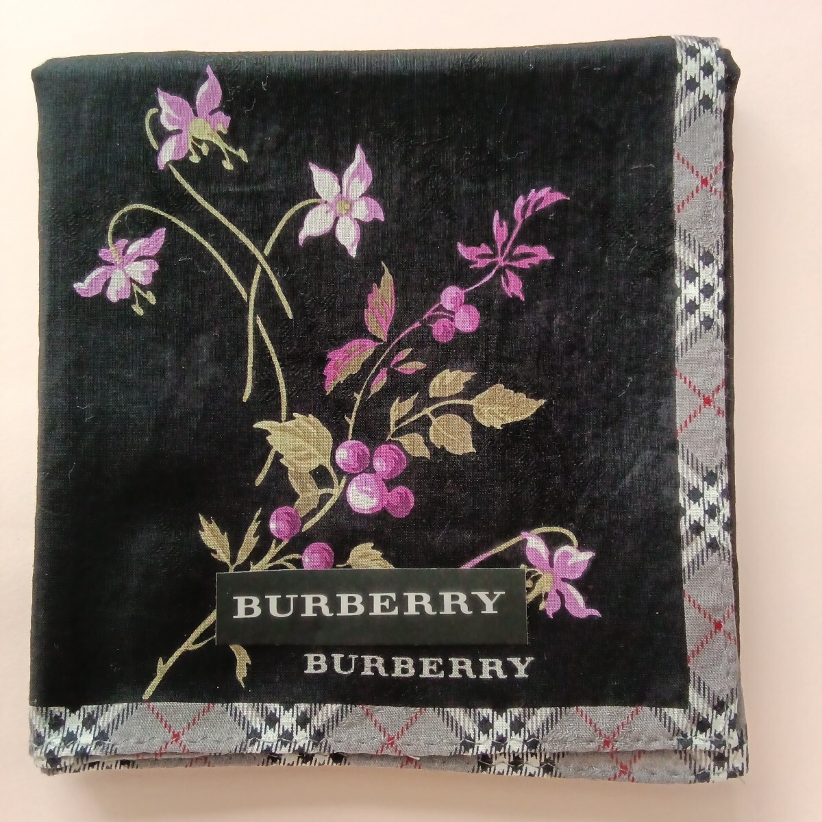 ＢURBERRYバーバリーハンカチ【　　かたくりの花　　】黒紫・ふちノバチェック
