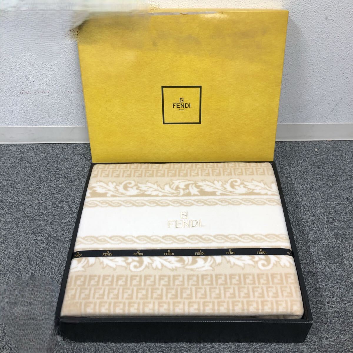 Yahoo!オークション -「毛布」(フェンディ) (ふ)の落札相場 Yahoo!オークション -「毛布」(フェンディ) (ふ)の落札相場