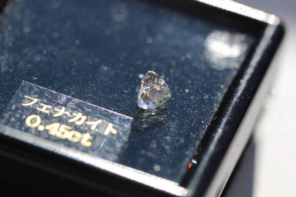 神の石 フェナカイト 0.45ct ルース