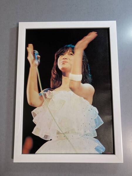 ●額装品 中森明菜 貴重写真 B4サイズ(約39cm×約29cm)額入り ポスター風 アートフレーム 送料無料 DN05