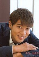 中古生写真(男性) BOYS AND MEN/辻本達規/バストアップ・衣装黒・両手重ね・前屈み/「キスのカタチ 11VARIATION