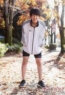 中古生写真(男性) BOYS AND MEN/土田拓海/全身・衣装白・グレー・両手ポケット・前屈み/「キスのカタチ 11VARIA
