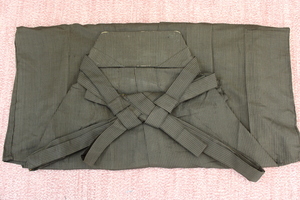 きもの今昔7918 男の和服 男の袴 夏用股袴 焦げ茶色小縞 敬年経過品 袴板部などに擦れ傷あり 袴紐下90cm