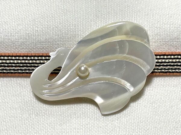 NO.1739 帯留め 天然貝 鳥の彫刻(白鳥?孔雀?)パール付き シェル 白蝶貝 リメイク品(帯留 帯飾り 和装小物)ハンドメイド品