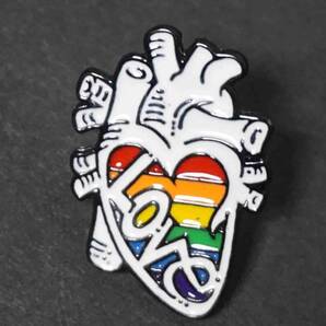 《白心臓US虹色愛》■■新品■『心臓 X レインボー LOVE』愛 ラブ LGBT ■ピンバッジ バッチ■イベント パレード ファッション■衣服DIY
