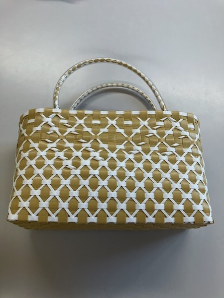 (みな・みな)ハンドメイド PPバンド 鞄 温泉・プール用かばん 中サイズ 黄土色×白 飾りつき