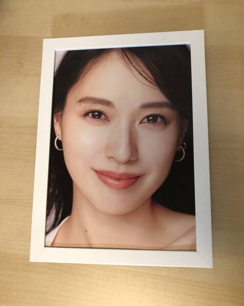 kj ★額装品★ 戸田恵梨香 貴重写真 2Lサイズ額入り ポスター風デザイン 女優 ドラマ 映画 美肌 美白