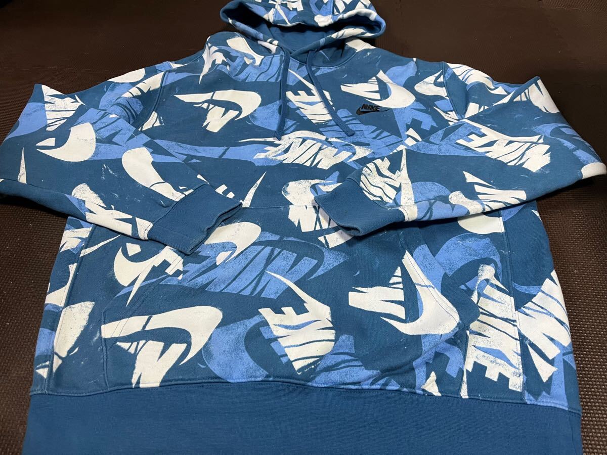 美品NIKE全体ロゴ入り、ロゴ黒（刺繍）ストレッチパーカー　サイズL