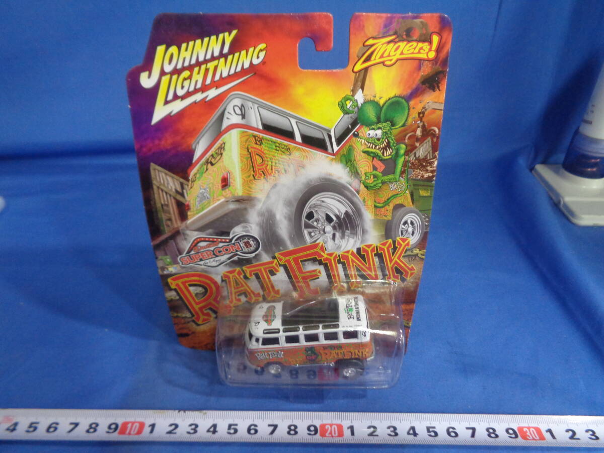 Volkswagen Snake & Mongoose Bus Yellow Johnny Lightning 1:64