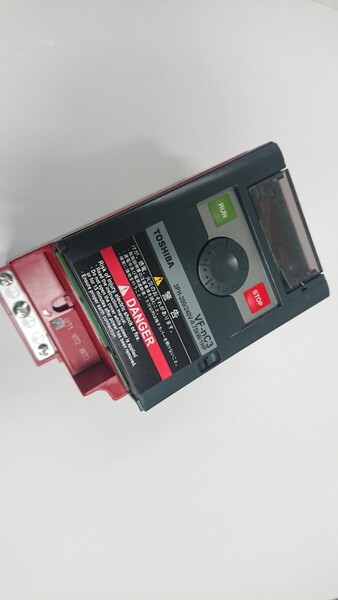 東芝 3相200V インバータ 0.75kw VFNC3-2007P 美品 送料込み