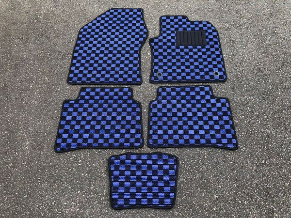 ■送料無料■トヨタ カローラ/クロス ZVG/ZSG チェックブルー フロアマット カーマット 日本産 新品 アウトドア(年式:R3年9月~現行)
