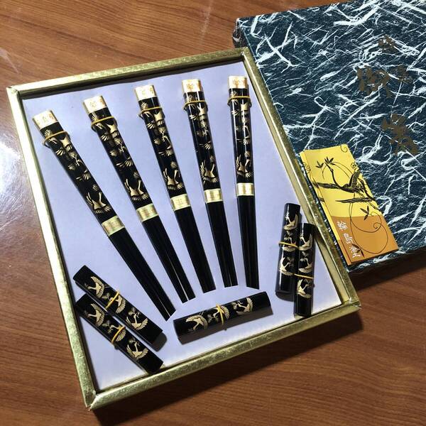 〈送料無料〉輪島塗 箸 塗箸 箸置き 鶴 飛翔 松喰鶴蒔絵 吉祥 金彩 箸置 はしおき お正月 新年 天然木 あすなろ 工芸品