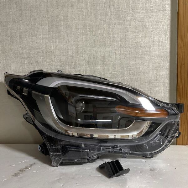 トヨタ シエンタ MXPC10G MXPL10G MXPL15G 右 ヘッドライト