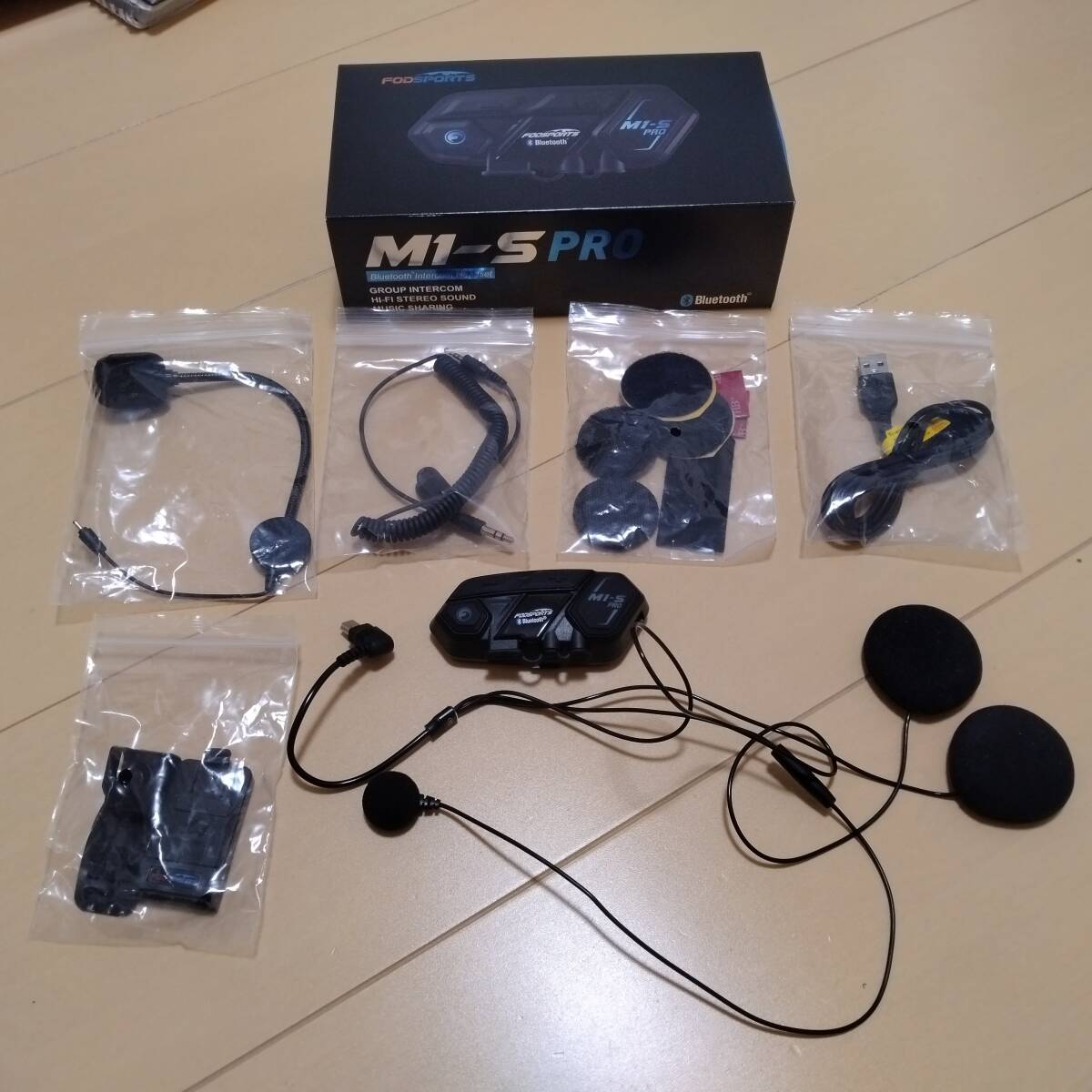 在庫有り 当日発送 1年保証あり FODSPORTS バイク インカム 最大8人同時通話 Bluetooth 4.1連続使用20時間 日本語音声案 内  マルチデバイス接続 防水 M1-S Pro