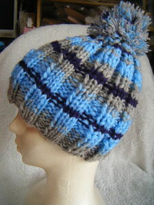 冬＊手編み男女兼用キャップ＊薄灰、水色に、アクセントライン（紺系紫）＊ボンボン　　　１６