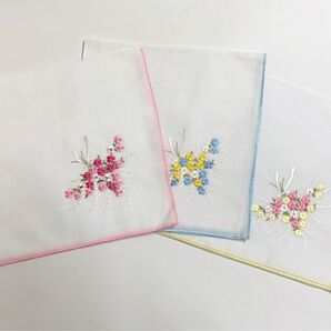 【3枚セット】花束の刺繍入り ハンカチ ピンク・ブルー・イエロー 未使用