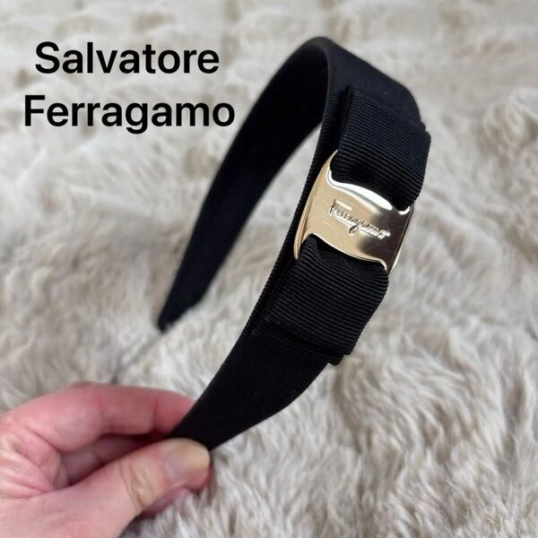 美品!Salvatore Ferragamo サルヴァトーレフェラガモ 黒×ゴールド金具 ヴァラリボン カチューシャ