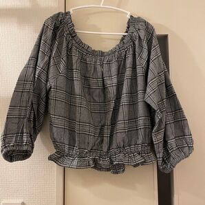 オフショルダー トップス