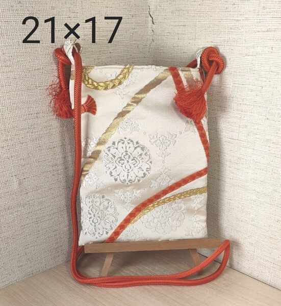 帯リメイクサコッシュ 白色地に金銀、オレンジ色で組紐、華紋様の刺繍 正絹