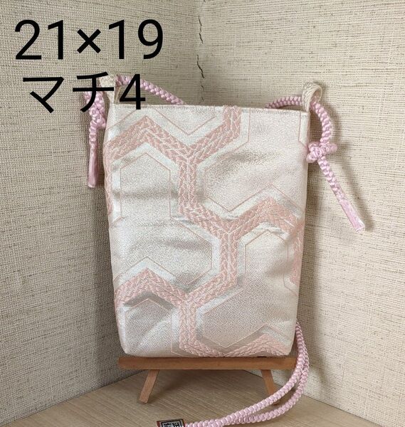 帯リメイクポシェット 銀色地にピンク色で組紐、毘沙門亀甲の刺繍