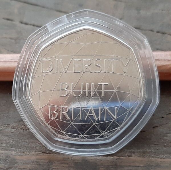 ダイバーシティのデザインイギリス コイン 英国 2020年 50ペンス 8g 27mm エリザベス女王 カプセル付き