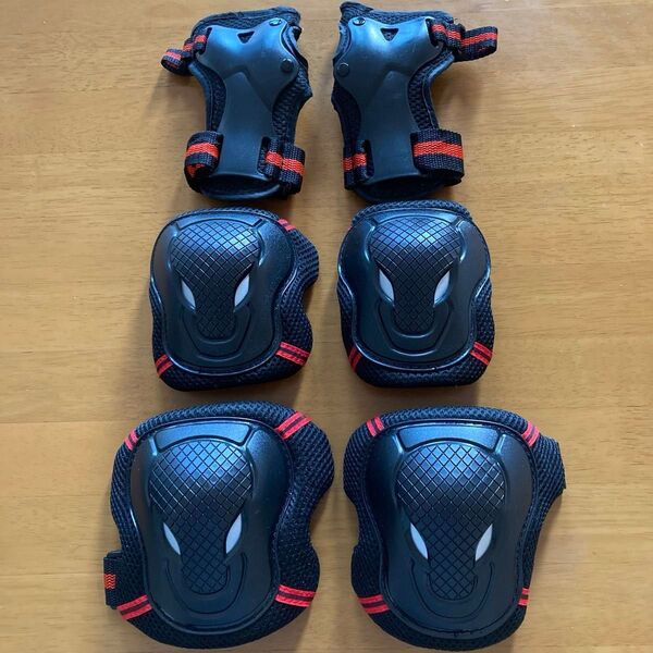 キッズプロテクターLサイズ6点セットとバイクプロテクター4点セットの2セットです。何度か使用しましたが、転倒や接触はありません。