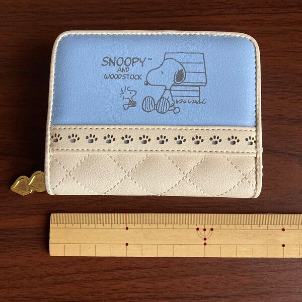 スヌーピー財布、カード入れ。13.5×11×3.5cm。お札入れ、小銭入れあります。中古品で使用感あります。汚れ・折り目に破損あり