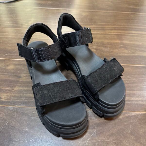 UGG 厚底サンダル