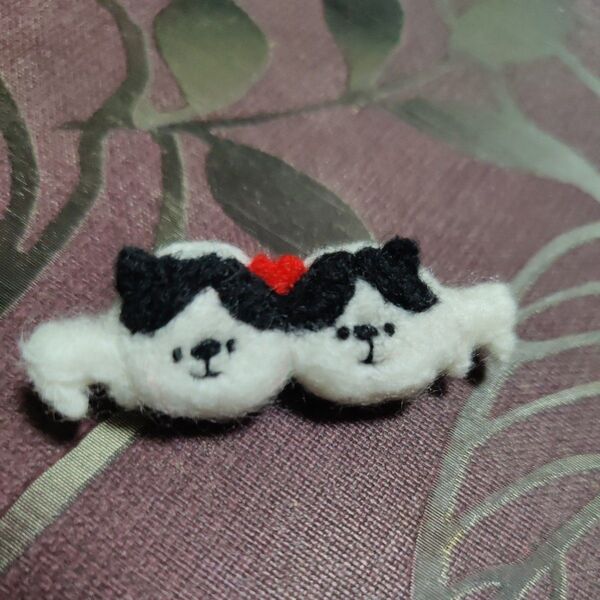 ハンドメイド 羊毛フェルト ブローチ ごっつんこハート ハチワレ ねこ