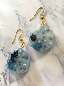 ハンドメイドのボタニカルピアス。フックタイプ。