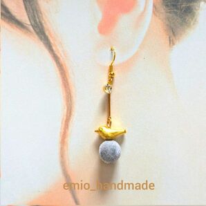 玉乗り小鳥☆ロングピアス フロッキーボール グレー