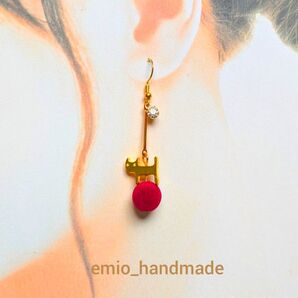 玉乗り猫☆ロングピアス フロッキーボール レッド