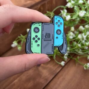 Nintendo Switch コントローラー型 ピンバッジ